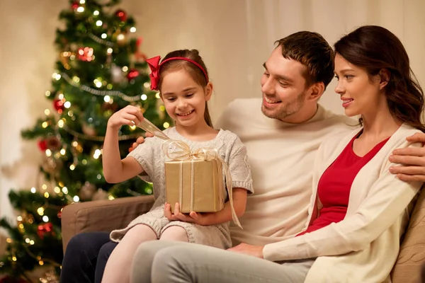 Щаслива сім'я з різдвяним подарунком вдома — стокове фото
