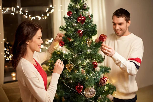 Heureux couple décoration arbre de Noël à la maison — Photo