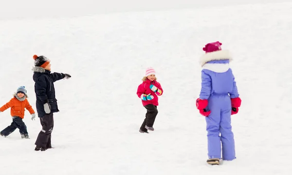 Mutlu küçük açık havada kışın oynayan çocuklar — Stok fotoğraf