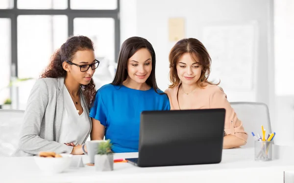 在办公室工作的女企业家与笔记本电脑 — 图库照片