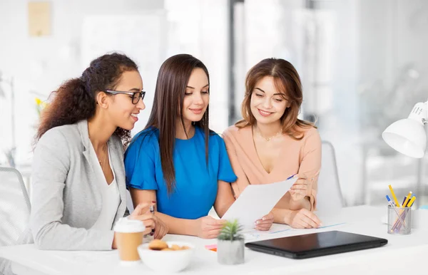 Mujeres de negocios discutiendo papeles en la oficina —  Fotos de Stock