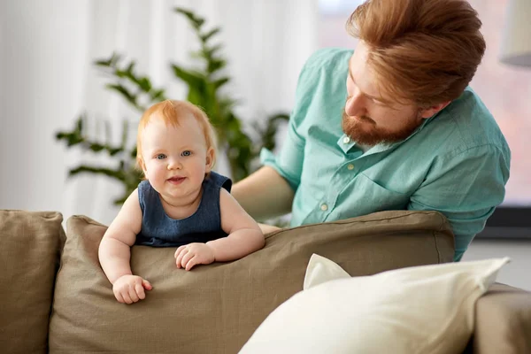 Feliz padre con la pequeña hija en casa — Foto de Stock