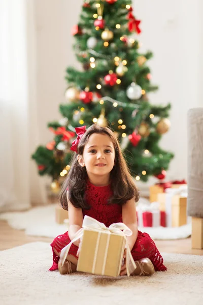 自宅のクリスマス プレゼントで幸せな女の子 — ストック写真