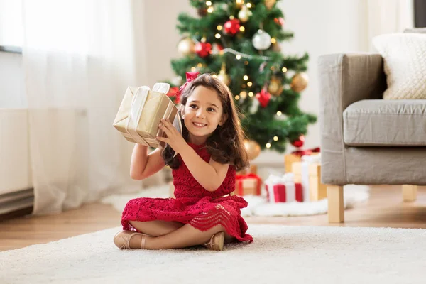 Fille heureuse avec cadeau de Noël à la maison — Photo