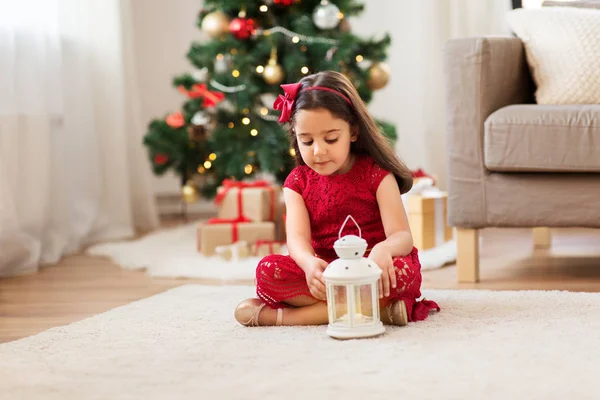 Menina com lanterna em casa no Natal — Fotografia de Stock
