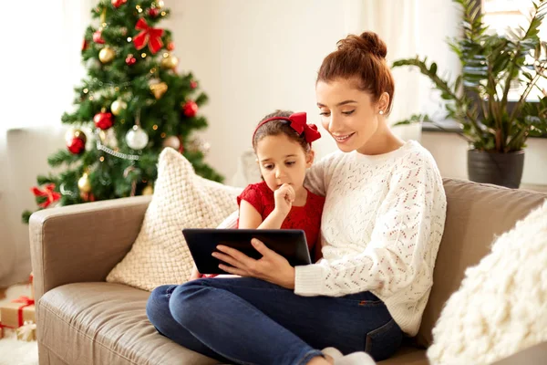 Мать и дочь с планшетным ПК на Рождество — стоковое фото