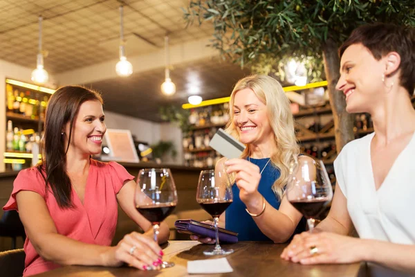 Kadınlar şarap barı veya Restoran, kredi kartı ile — Stok fotoğraf