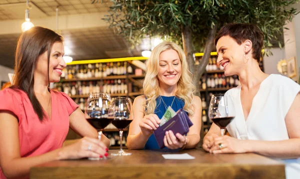 Γυναίκες πληρώνουν λογαριασμό στο wine bar ή στο εστιατόριο — Φωτογραφία Αρχείου