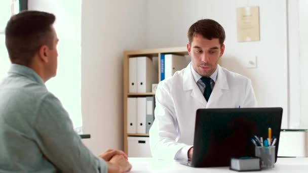 Médico con portátil y paciente masculino en el hospital — Vídeo de stock