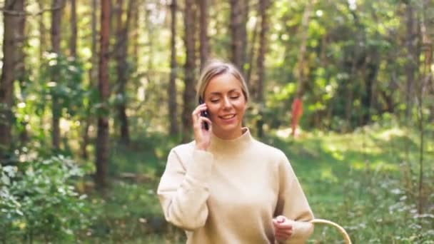 Mujer con setas llamando al celular en el bosque — Vídeo de stock