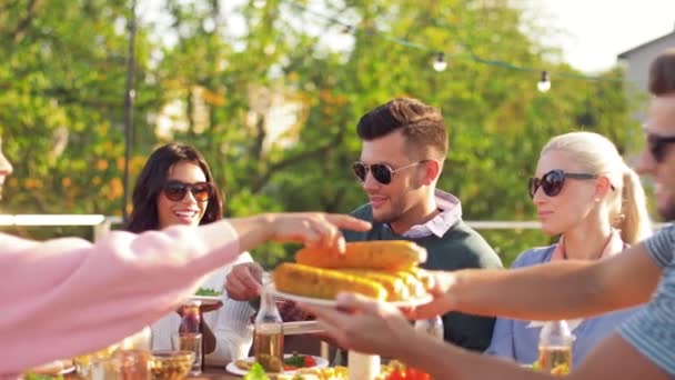 Amigos felices comiendo y bebiendo en la fiesta en la azotea — Vídeo de stock