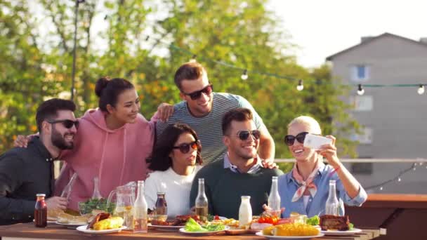 Happy vrienden nemen selfie op dak feestje — Stockvideo