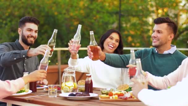 Счастливые друзья, тостившие напитки на вечеринке на крыше — стоковое видео