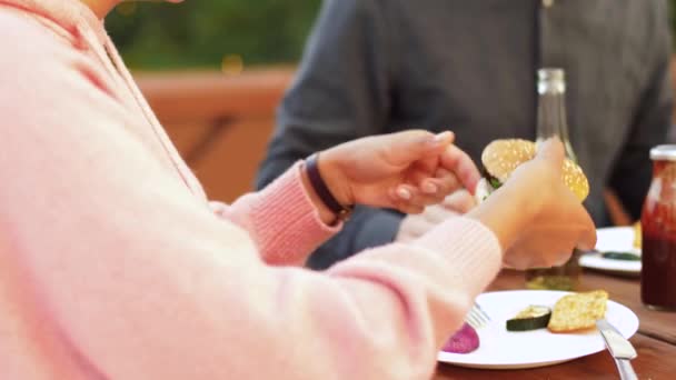 Amigos comiendo hamburguesas en la fiesta en la azotea — Vídeos de Stock