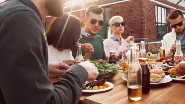 Amigos ter jantar ou bbq festa no telhado — Vídeo de Stock