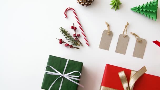 Weihnachtsgeschenke und Dekorationen auf weißem Hintergrund — Stockvideo