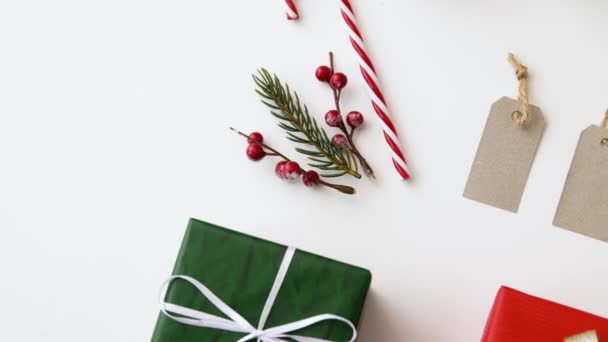 Julklappar och dekorationer på vit bakgrund — Stockvideo