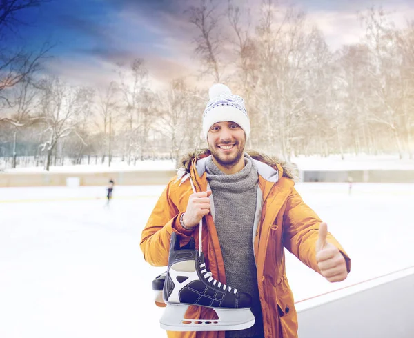 Happy young man showing thumbs up on skating rink — Stock Photo, Image
