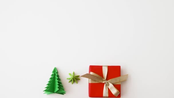 Vánoční dárky a dekorace na bílém pozadí — Stock video