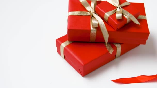 Cadeaux enveloppant dans du papier rouge pour la Saint Valentin — Video