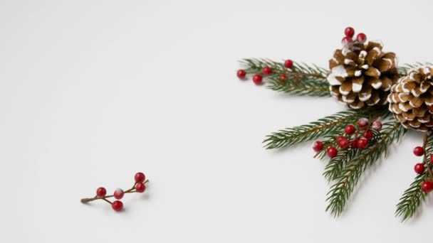 Embalado regalos y decoraciones de Navidad — Vídeo de stock