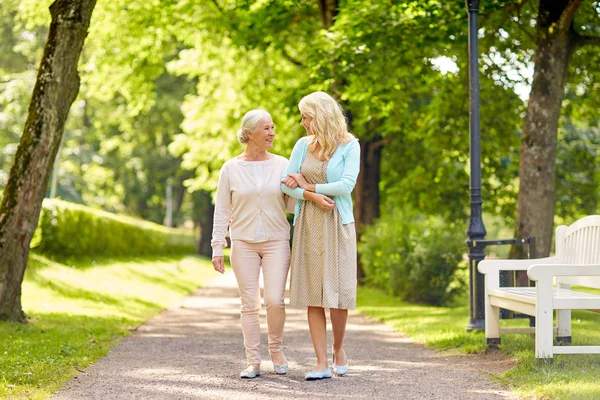 Дочь со старшей матерью гуляя в летнем парке — стоковое фото