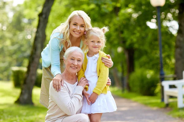 Щаслива мати, дочка і бабуся в парку — стокове фото