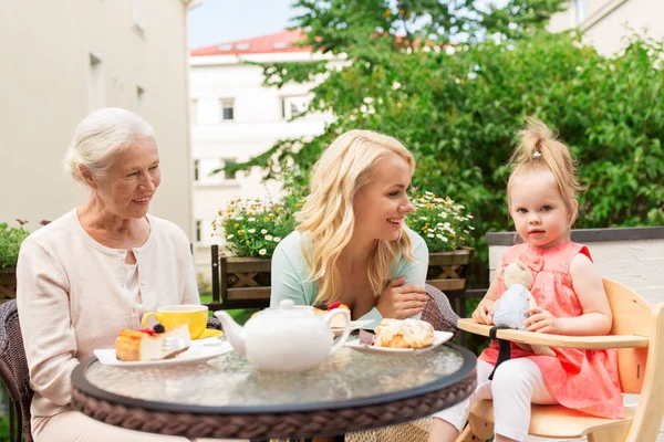 Kvinna med dotter och senior mor på café — Stockfoto