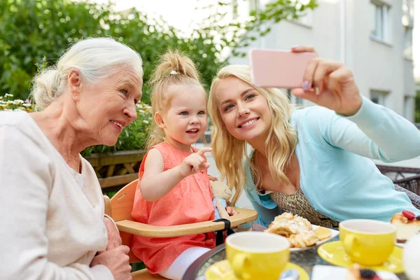 Familia feliz tomando selfie en la cafetería — Foto de Stock