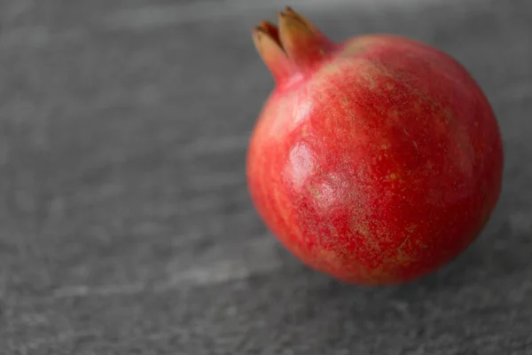 Nahaufnahme von Granatapfel auf Steintisch — Stockfoto