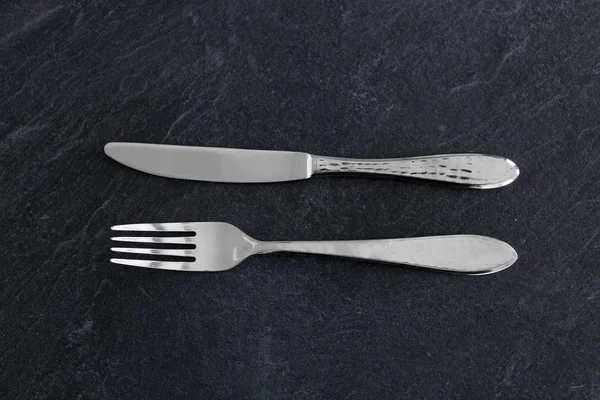 Detailní záběr na vidličku a nůž na stole — Stock fotografie