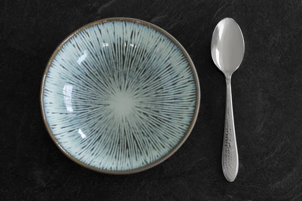 Primo piano di piatto di ceramica e cucchiaio sul tavolo — Foto Stock