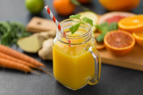 Vaso de tarro de albañil de jugo de frutas en la mesa de pizarra —  Fotos de Stock