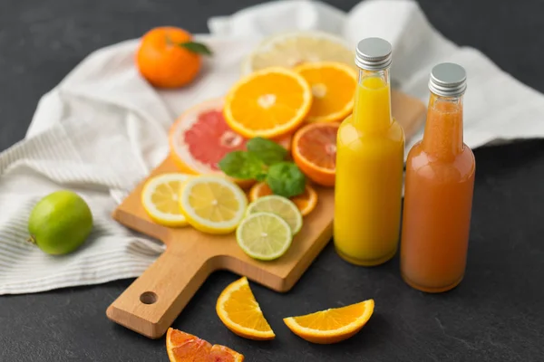Botol kaca jus buah di atas meja slate — Stok Foto