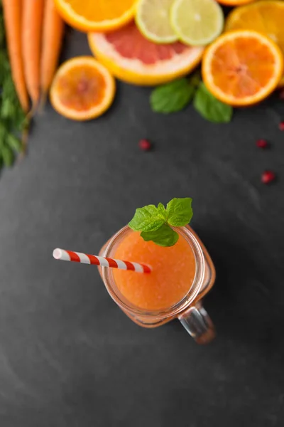Mason jar glas fruktjuice på skiffer bordsskivan — Stockfoto