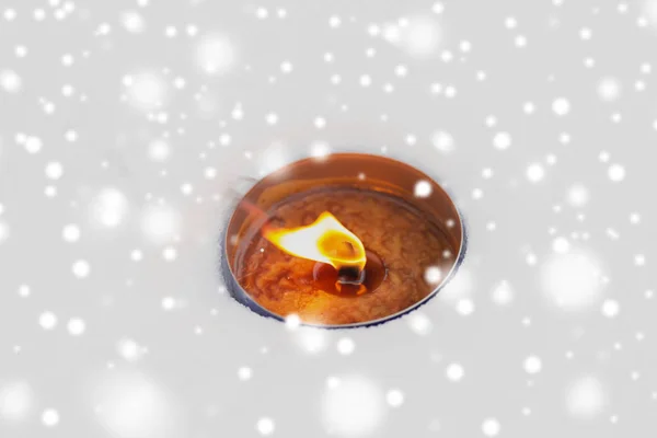 Candela di Natale all'aperto che brucia sulla neve in inverno — Foto Stock