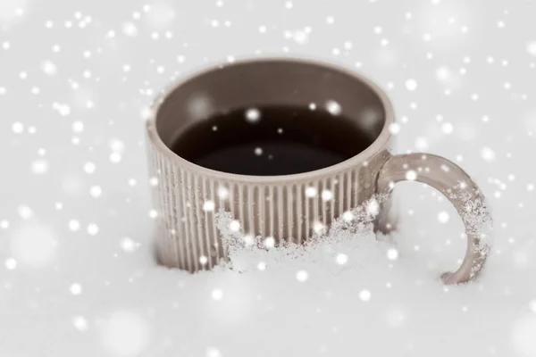 Tea or coffee mug in snow — Stock Photo, Image