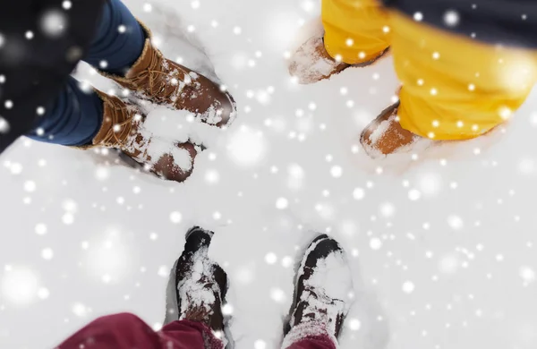 组的人脚踩着雪 — 图库照片