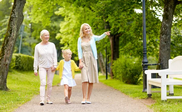 Lycklig mor, dotter och mormor på park — Stockfoto