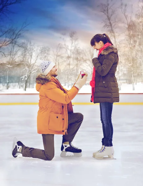 Mannen med ring att göra förslag om skridskobana — Stockfoto