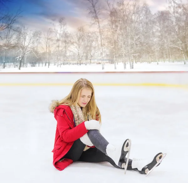 Genç kadın üzerinde açık buz pateni pisti düştü — Stok fotoğraf