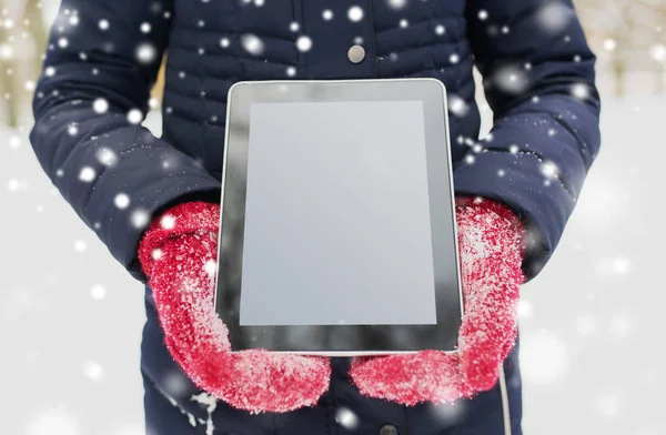 W zimie z bliska kobiety z komputera typu tablet — Zdjęcie stockowe