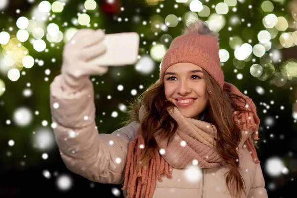 Jonge vrouw nemen selfie over kerstboom — Stockfoto