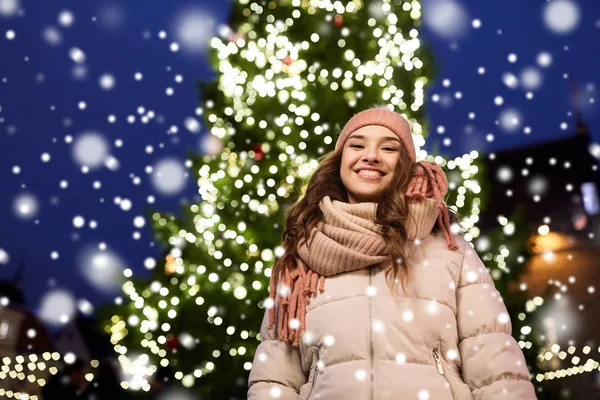 Szczęśliwa młoda kobieta na Boże Narodzenie w zimie — Zdjęcie stockowe
