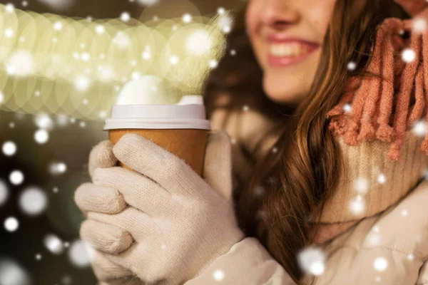 Ευτυχισμένη γυναίκα με καφέ πάνω από τα φώτα των Χριστουγέννων — Φωτογραφία Αρχείου