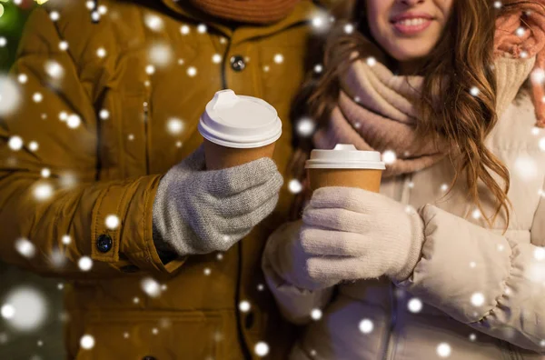 Close up of happy couple with coffee at christmas — Stock Photo, Image