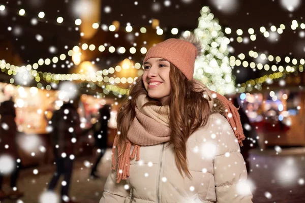 Happy young woman at christmas market in winter — Stock Photo, Image