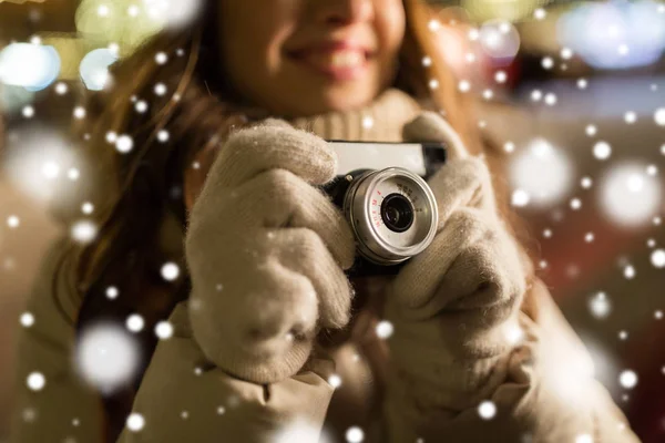 Vacaciones Fotografía Concepto Gente Primer Plano Joven Feliz Con Cámara —  Fotos de Stock