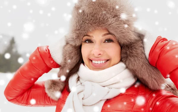 Mujer feliz en invierno sombrero de piel al aire libre — Foto de Stock
