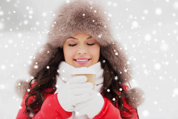 Lycklig kvinna i vinter päls hatt med kaffe utomhus — Stockfoto